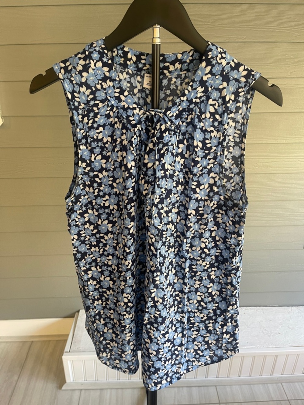 Old Navy Navy Blue Floral Sleeveless Tie-Neck Top Size Medium